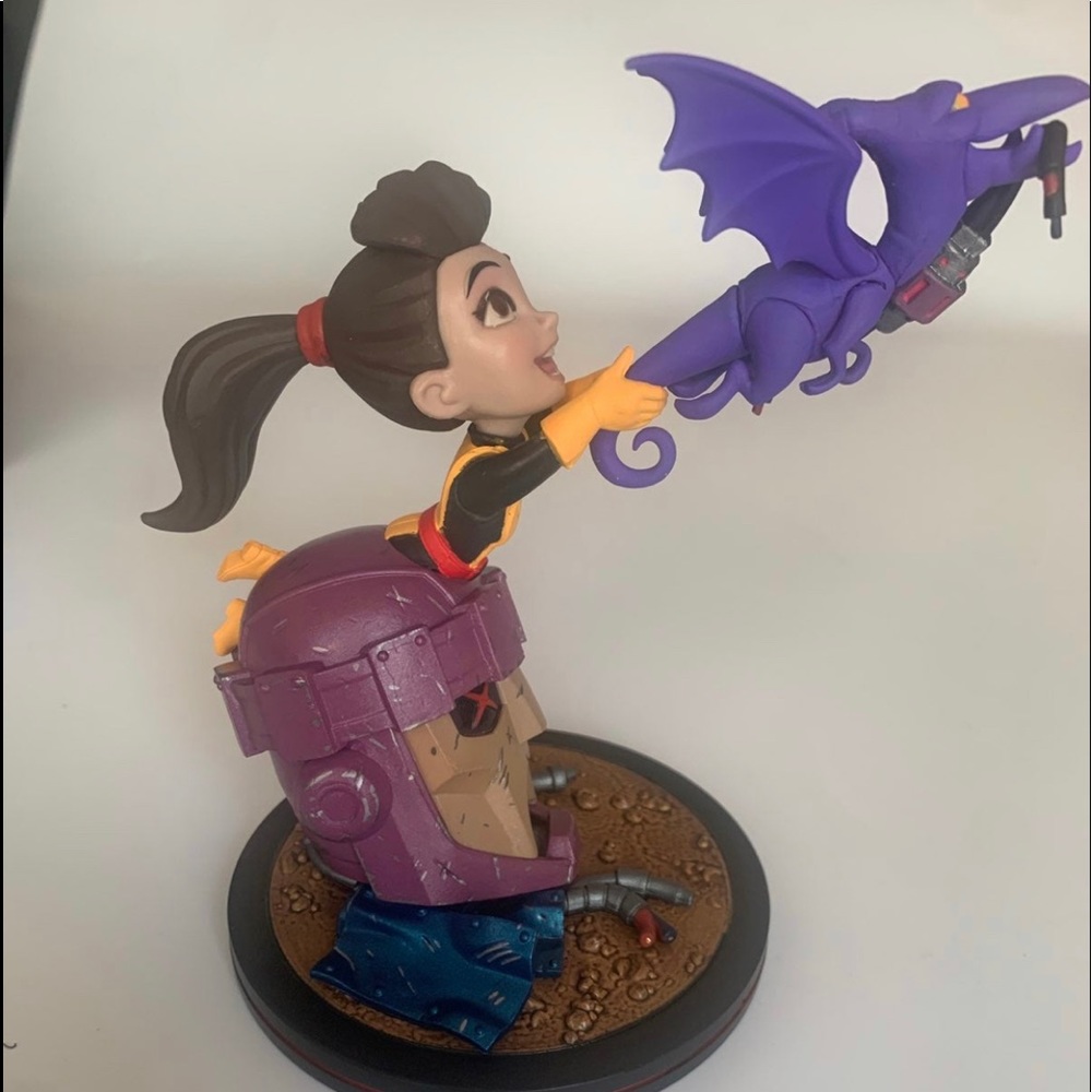 Marvel's X-men Kitty Pryde and Lockheed Q-Fig Elite Diorama Figure Vinyl Figure